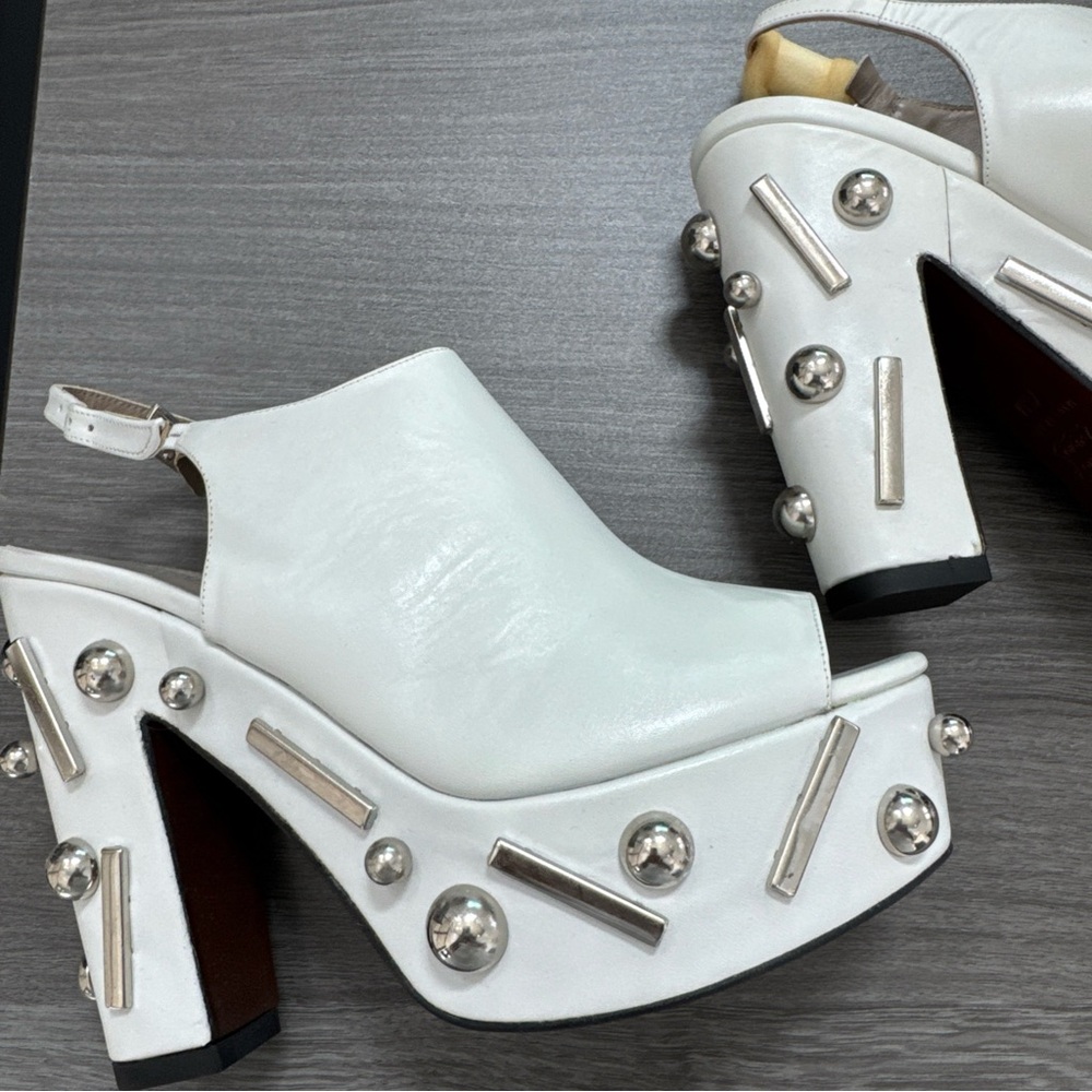 Donald J. Pliner White Platform Shoes with Silver Details size 7.5 Never worn